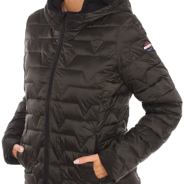 Reversible waterproof jacket Vuarnet.
 High collar with hood.
 Zip closure.
 Two pockets with zipper closure on the sides.
 Two pockets with zipper closure inside.
 Brand insignia on the sleeve.
 Seams seen in tone.
 Composition: 78% Polyamide, 22% Elastane
 Care:
Handwash.
 Do not iron.
 Do not use bleach.
 Do not use dryer.
 Do not dry clean.