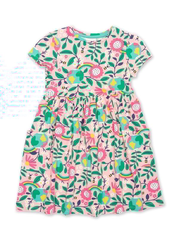 95% organic cotton 5% elastane | Proud to be certified to the Global Organic Textile Standard (GOTS) | Hello Earth all-over print | Single jersey with a little bit of stretch (180-190 gsm) | Coconut button shoulder opening (up to and including size 3 years) | Side patch pockets | Short sleeved | Round neck | Made in Turkey | Machine washable at 40 degrees, or at 30 degrees to be kinder to the planet