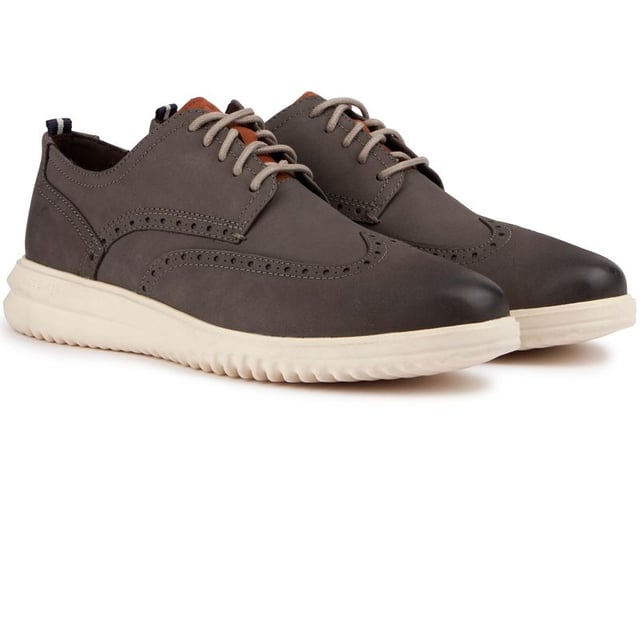 Luce elegante y siente la comodidad con los zapatos Grand+ Wingtip de Cole Haan. Confeccionadas con cuero nobuck rico con detalles brogue clásicos, estas puntas con cordones se realzan con la entresuela de EVA que amortigua cada paso. La plantilla moldeada reconforta tus pies mientras que la suela de goma proporciona tracción. Sumérgete en la sofisticación y camina erguido con lo mejor de Cole Haan.