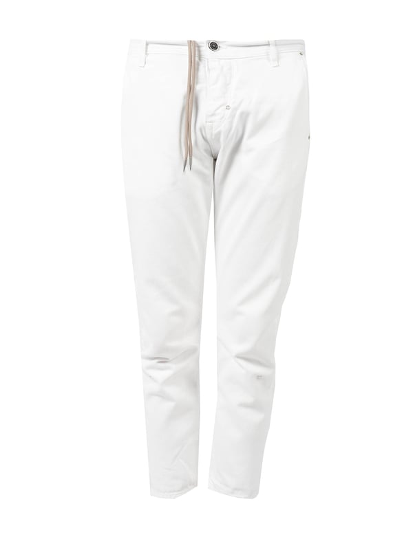 Ajuste entallado
Cintura media
Pantalones de longitud 7/8
Abotonados con botones con logo
Bolsillos insertados en los costados
Dos bolsillos traseros
Costuras pespunteadas en hilo blanco
Patch con el nombre de la marca en la parte trasera
Incluye cinturón para atar
Hechos de denim de alta calidad