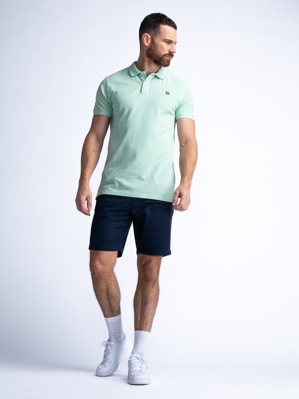 Unifarbenes Poloshirt mit offenem Kragen und Knopfleiste. Das Poloshirt ist mit einem im Brustbereich applizierten, dezenten Logo-Emblem ausgeführt. Hergestellt aus 100 % Baumwolle. Du schwankst zwischen zwei Größen? Nimm die größere Größe! Unifarbenes, klassisches PoloshirtOffener KragenKnopfverschlussDezentes Logo-Emblem100 % Baumwolle