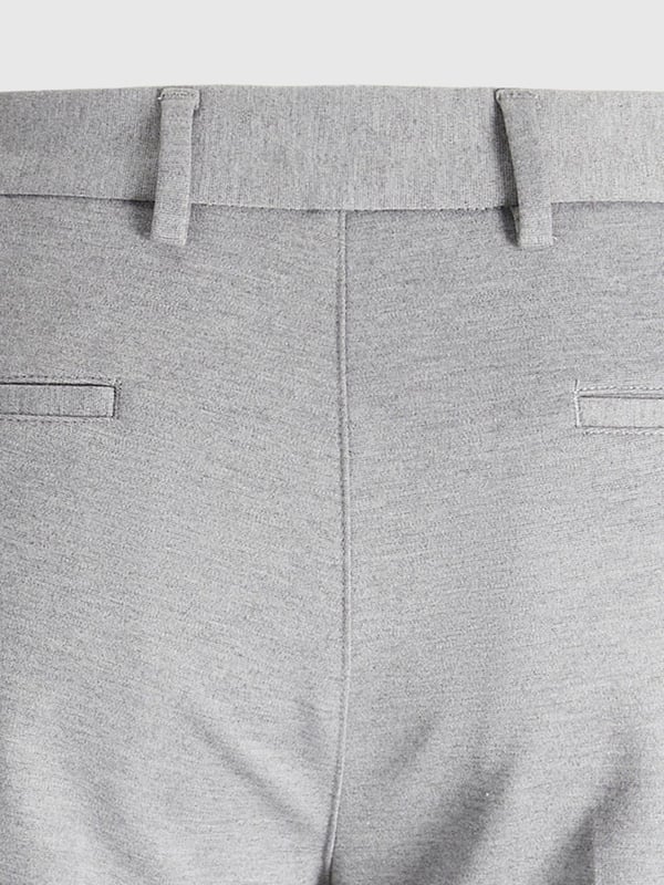 Performance Pants von TeeShoppen Dies ist ein Paar unserer beliebten Performance Pants™. Mit dieser Hose erzielen Sie einen Look, der sowohl stilvoll als auch bequem ist, denn die graue Hose passt in jeden Kleiderschrank und zu jedem Outfit. Wenn Sie hohe Ansprüche an die Funktionalität und Qualität Ihrer Kleidung stellen, ist die Perform-Kollektion von TeeShoppen genau das Richtige für Sie. Wir haben diese Kollektion entwickelt, um die besten Kleidungsstücke für Sie herzustellen. Wir verwenden weiche, bequeme und dehnbare Materialien, damit Sie sie den ganzen Tag tragen können.
 Die Hose ist hier in der Farbe Grau abgebildet.
 Die Hose hat eine schmale Passform. Das Modell ist auch in Regular fit erhältlich.
  Welche Größe hat die Hose?  Die Hose kann in 14 verschiedenen Größen ausgewählt werden. Siehe und wählen Sie die Größe unter "Größe".
 Die Größen sind für Männer angepasst.
  Über TeeShoppen Bei TeeShoppen sind wir stolz darauf, unsere eigenen Produkte anzubieten. Unser Sortiment umfasst einfache Kleidungsstücke, die wir selbst tragen möchten. Aber auch wenn die Kleidung einfach ist, haben wir keine Kompromisse bei der Qualität oder dem Design gemacht. Unsere Kleidung ist so konzipiert, dass sie leicht zu stylen ist und aus den besten Materialien besteht. So wird sichergestellt, dass Sie Kleidung erhalten, die bequem zu tragen ist und zu allen Gelegenheiten getragen werden kann. Sie suchen nach einem Ort, an dem Sie zeitlose Kleidung für Männer und Frauen finden? Bei TeeShoppen zahlen Sie nicht für teure Marken und Kosten - nur für Qualität und Service. Und natürlich erweitern wir unser Sortiment ständig im Einklang mit der Mode, so dass Sie bei uns immer eine moderne Basic-Kleidung finden können.
  Angebote für The original Performance Pants Kids - Hellgrau Bei TeeShoppen gibt es derzeit Angebote für The original Performance Pants Kids - Hellgrau. Holen Sie es sich jetzt!