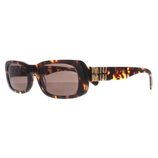 Die Miu Miu Rectangle Womens Honey Havana Dark Brown MU08ZS Sonnenbrille zeichnet sich durch einen kühnen, rechteckigen Rahmen aus, der sorgfältig aus hochwertigem Acetat gefertigt wurde und sowohl Haltbarkeit als auch ein leichtes Tragegefühl garantiert. Die Gläser bieten einen hervorragenden UV-Schutz und verleihen einen raffinierten Hauch von Geheimnis. Die MU08ZS Sonnenbrille ist mit dem charakteristischen Miu Miu Logo an den Bügeln verziert und wurde für Modebegeisterte entworfen, die sich trauen, anders zu sein. Erhöhen Sie Ihr Accessoire-Spiel und setzen Sie ein Statement mit dieser einzigartig stilvollen Sonnenbrille von Miu Miu.