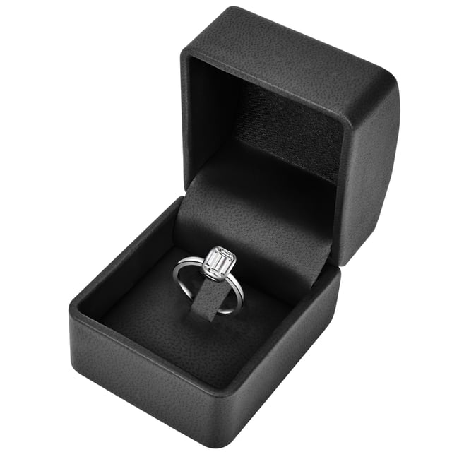 Are you looking for an exquisite engagement ring? This solitary ring of the 1934 label guarantees an enthusiastic "yes" of her loved ones! The opulent, angular zirconia crystal in emerald cut becomes a mysteriously sparkling eyecatcher on a deliberately minimalist-sided ring rail. A rhodium -off protects the ring made of high -glossly polished 925 silver from starting. A stylish accessory that is not only an affordable alternative to expensive diamond rings, but is also often worn after the wedding!
