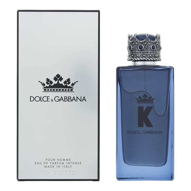Dolce & Gabbana K, lanciert im Jahr 2024, ist ein fesselnder Duft, der von der renommierten Parfümeurin Daphné Bugey kreiert wurde. Dieser Duft eröffnet mit einem lebhaften Spritzer von Blutorange und sizilianischer Zitrone und entwickelt sich zu einem reichhaltigen Herz aus Feige und Safran. Die Basis strahlt Raffinesse aus mit tiefem Leder und warmen Holznoten, was eine mutige und feine Signatur schafft, die perfekt für den modernen Mann ist.