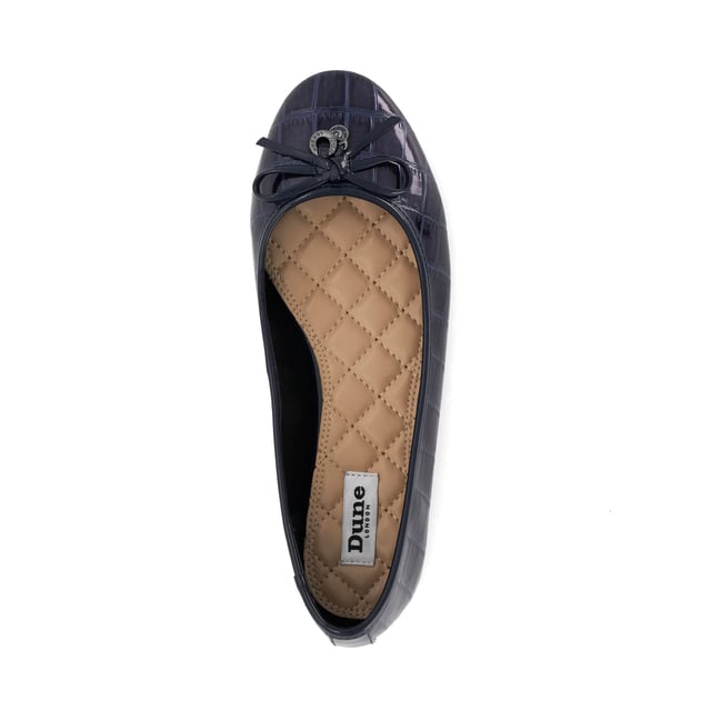 Our own take on a signature style, and the season's most coveted flats, our Hallo ballet pumps boast a feminine bow that's enhanced with our bespoke charm detailing. Set on a rubber sole for comfort with every step, this round-toed silhouette pairs perfectly with everything from denim to dresses alike.