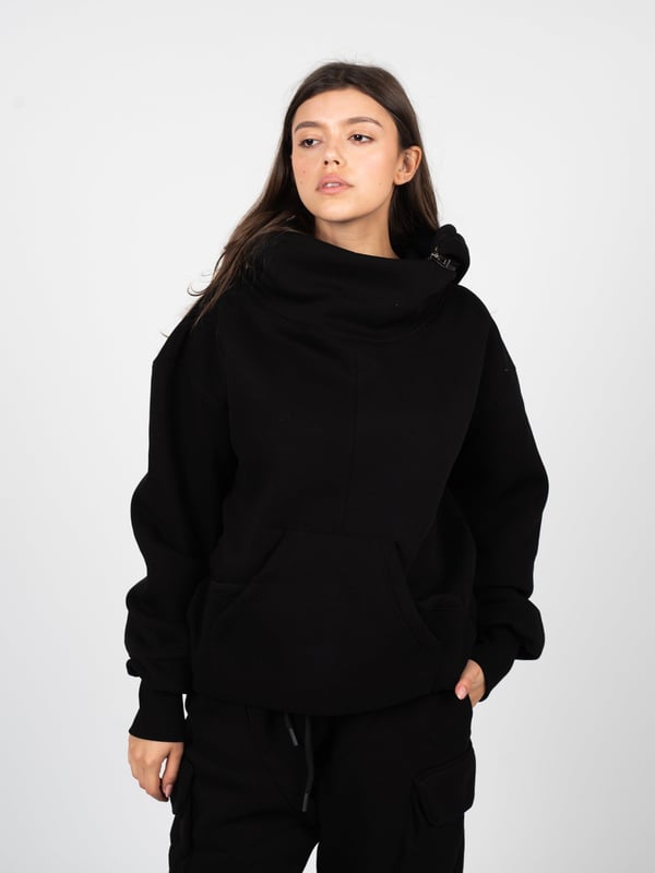Nuestra sudadera de color sólido es la solución perfecta para aquellos que valoran la simplicidad y la elegancia en su vestimenta diaria, y su diseño minimalista hace que sea fácil combinarla con cualquier estilo.

El práctico capucha con cierre proporciona protección adicional contra el viento y la lluvia, al mismo tiempo que añade un carácter deportivo, lo que hace que esta sudadera sea una excelente elección para cualquier clima.

Los bolsillos dobles en el frente no solo añaden estilo, sino que también ofrecen mucho espacio para guardar pequeños objetos, como el teléfono, las llaves o la cartera, lo que hace que esta sudadera sea extremadamente funcional.

Los puños ajustables en las muñecas aseguran un ajuste perfecto y comodidad al llevarla, previniendo la entrada de aire frío, lo que hace que la sudadera sea ideal para días más fríos.

Fabricada en Italia - garantía de la más alta calidad de fabricación y atención al detalle, lo que hace que nuestra sudadera sea sinónimo de lujo y durabilidad, apreciado por todo amante de la moda.