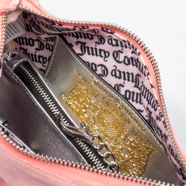Juicy Couture Mini bolso bandolera de terciopelo - Dulzura y estilo en un solo accesorio
Déjate conquistar por el mini bolso bandolera Juicy Couture, confeccionado en suave terciopelo para añadir un toque romántico a cualquier look. Perfecto para los días más dulces, este bolso es una mezcla de elegancia y practicidad. El accesorio dorado y el icónico logo Juicy Couture lo convierten en una pieza imprescindible para toda fashionista, ideal para completar conjuntos informales o más refinados.
Dimensiones: A24,5 x A8 x P16 cm