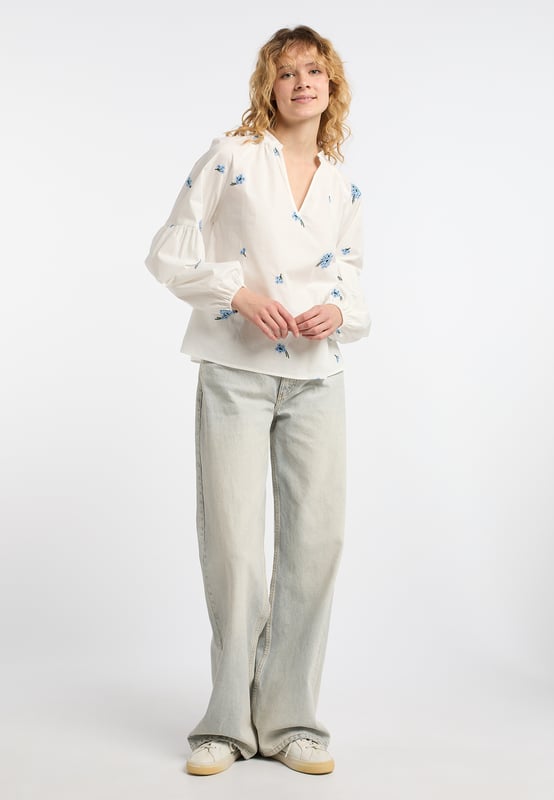 Der frische, romantische Look dieser leichten Baumwollbluse wird durch die zarte Blumenstickerei modisch hervorgehoben. Dabei bilden der V-Ausschnitt, die Ballonärmel und der Raglanarm einen lockeren Twist. Dank der entspannten Passform ist bei dieser DreiMaster Vintage Tunika der Tragekomfort gesichert.  Tunika
