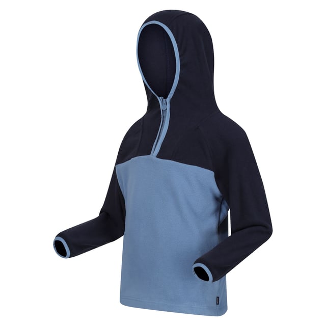 Gewebetechnik: langlebig, Leicht. Materialzusammensetzung (%): 100% Recyceltes Polyester. Gewebe: Micro-Vlies. Design: Logo. GSM (Gramm pro Quadratmeter): 210. Zum Überziehen, mit kurzem Reißverschluss. Griffplatte mit Warenzeichen. Taschenart: Zwei Taschen unten. Kapuzenmerkmale: angenähte Kapuze, Mit Stretch. Mit Kapuze. Langärmlig. Bündchen: Mit Stretch.