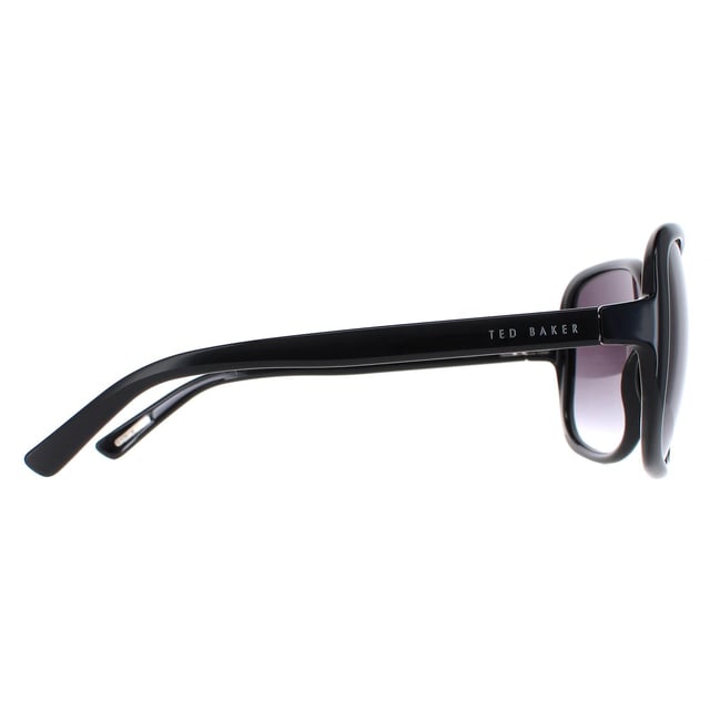 Ted Baker TB1312 001 zwart grijs gradiënt zonnebril is een modieus en functioneel accessoire, perfect voor elke fashion-forward individu. Deze zonnebril heeft een modern en strak ontwerp, met een ovaal frame met volledige rand, gemaakt van hoogwaardig en duurzaam acetaat. Het iconische Ted Baker logo wordt prominent weergegeven op de slapen, waardoor de bril een vleugje design uitstraling krijgt. Deze zonnebril is de perfecte aanvulling op elke outfit, of je je nu aankleedt voor een speciale gelegenheid of gewoon boodschappen doet op een zonnige dag. Met zijn combinatie van stijl en functie is de TB1312 een must-have accessoire voor elke modieuze en praktische persoon.