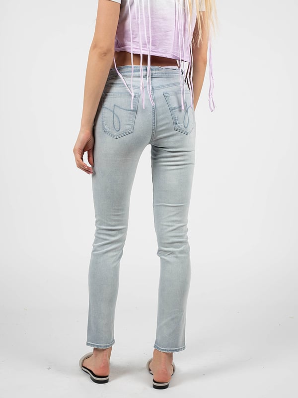 Knoopsluiting met gelabelde knoop
Aansluitend model (skinny)
Middelhoge tailleband (mid-waist)
Nauwsluitende, slanke pijpen
Drie zakken voor, twee achter
Met een gat op kniehoogte
Gedragen, met een verwassen effect
Gemaakt van hoogwaardig denim
Met toegevoegde stretch