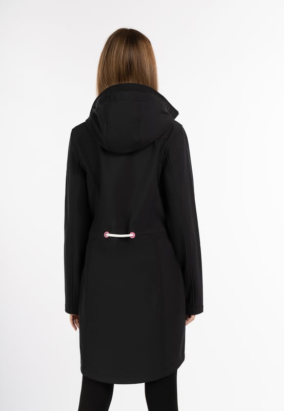 Dans un design sportif, myMo ATHLSR présente le fonctionnel manteau softshell alary. Avec sa longueur agréable et son intérieur en micro-polaire doux, il est parfait pour la transition. Le matériau respirant et imperméable au vent et à l'eau protège efficacement et peut être ajusté à la taille grâce à un cordon de serrage. Les deux poches pratiques et les nombreux détails bien pensés comme les œillets en relief, les stoppeurs de cordon et la broderie en forme de cœur sur la poitrine sont particulièrement remarquables. Un col montant haut ne tient pas seulement le cou au chaud, mais offre aussi de la place pour une capuche qui peut être intégrée sans problème dans le col haut grâce à la fermeture éclair.