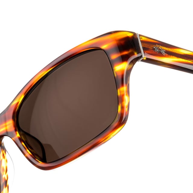 Gafas de sol, con montura de acetato.
Color marrón rayado.
Forma rectangular.
Lentes de color marrón oscuro.
Patillas de acetato a tono, con el logo de la marca en metálico.
100% Protección UV. 
Cristales antirreflejo.

Más Información:
Medidas:
Alto lente: 37 mm.
Ancho lente: 56 mm.
Puente: 18 mm.
Patillas: 140 mm.

Incluye: Todos nuestros productos se envían en el interior de su estuche original, el cual incluye una gamuza limpia cristales y los certificados de autenticidad y garantía.