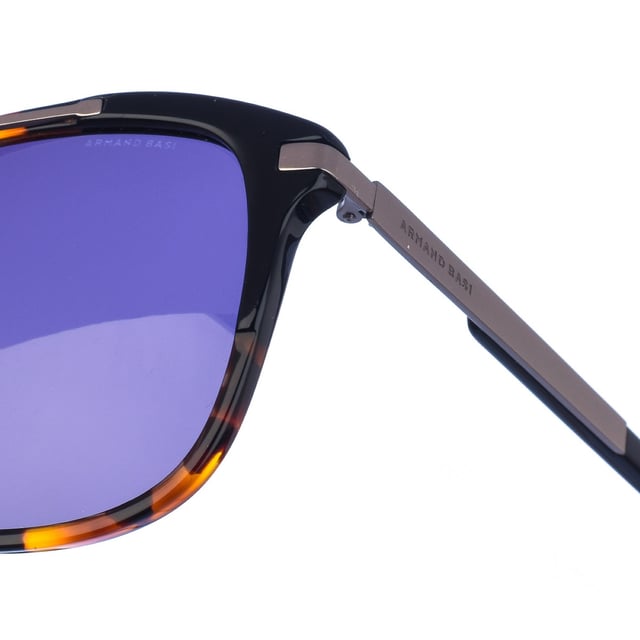 Gafas de sol Armand Basi con montura de acetato.
 Color Habana-negro
 Forma rectangular.
 Lentes de color Marrón
Detalle metalico en la parte superior de la montura.
 Patillas metalicas y acabado en acetato.
  Nombre de la marca grabado en la lente.
 100% Protección UV. 
 Incluye una funda de tela de protección.
Cristales antireflejo.
Los colores reales del producto pueden variar ligeramente con respecto a los colores que muestra su monitor.
 
 Medidas  Ancho lente: 56 mm. Puente: 17 mm. Patillas: 145 mm.
 
 Limpiar las gafas con agua y jabón (neutro).
 - No utilice paños sucios o abrasivos, que puedan alterar las características de los filtros.
 - Utilice solo accesorios y repuestos originales.