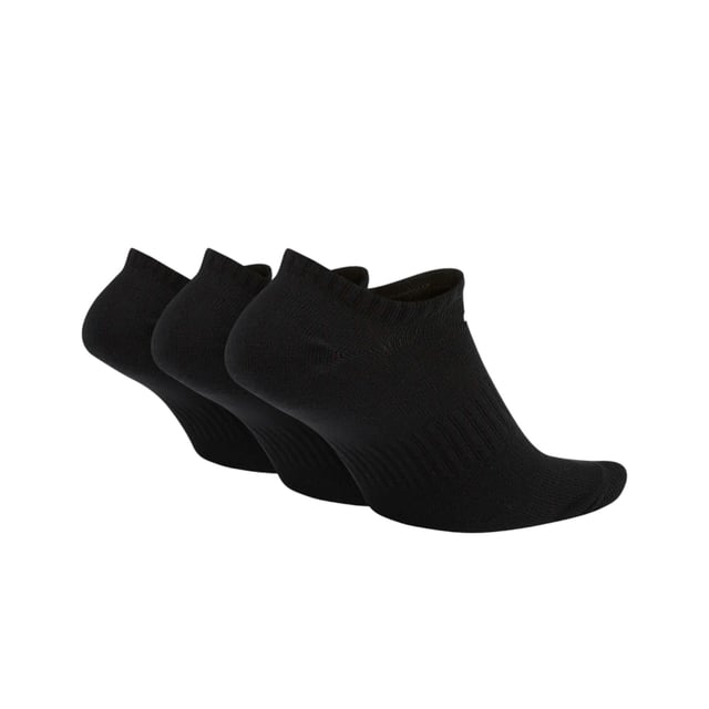 The Nike Lightweight Socks infuse soft, stretchy yarns with sweat-wicking power to keep your feet comfortable and dry wherever your workout takes you. The comfort's there—even when others can't see it.