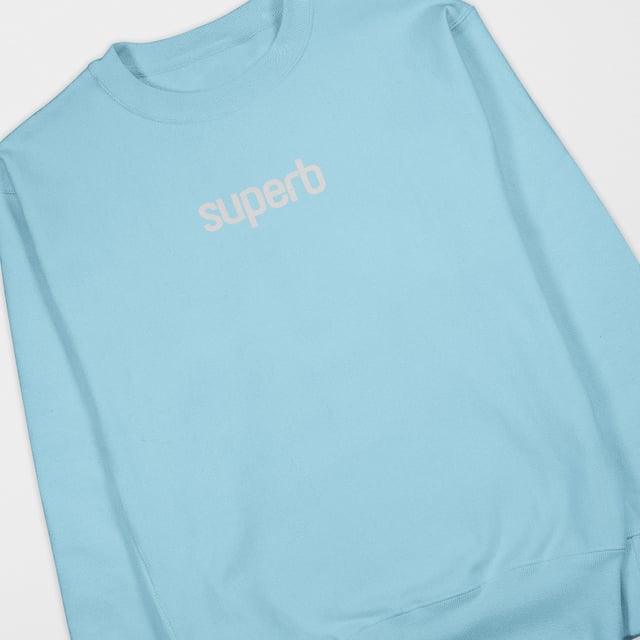 Een nieuwe basic van Superb in meer zomerse kleuren, met een andere touch. Oversized en gemakkelijk te dragen, dit wordt het sweatshirt van het seizoen.

 Samenstelling:
 65% Polyester
 35% Katoen
 Gewicht 290
 Samenstelling: 65% Polyester
 35% Katoen
 Onderhoud:
Wassen op maximum temperatuur 30º.
 Strijken op lage temperatuur.
 Je kunt een droger gebruiken.
 Geen bleekmiddel gebruiken.