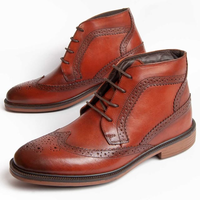 Garantía Purapiel, 10 años de garantía. Bota para hombre. Fabricado en cuero 100% natural libre de Cromo VI. Materiales de máxima calidad. Suela de goma antideslizante. Plantilla acolchada. Fabricado por otras marca para nuestra marca. Medidas aproximadas: 12 cm alto de caña y 10 cm ancho de caña.