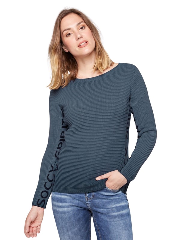 Deze gebreide trui met ronde hals voor dames is de perfecte metgezel voor koelere dagen. Hij is gemaakt van zacht materiaal dat comfortabel aanvoelt op de huid en uitnodigt tot behaaglijkheid. De trui is gemaakt in een structuurmix en heeft grof gebreide en fijn gebreide delen. De manchetten en zoom hebben een geribde look. De afgezakte schouders en de gebruikte kleur geven de trui een casual look. Aan de zijkanten en op de mouwen zitten gebreide letters.