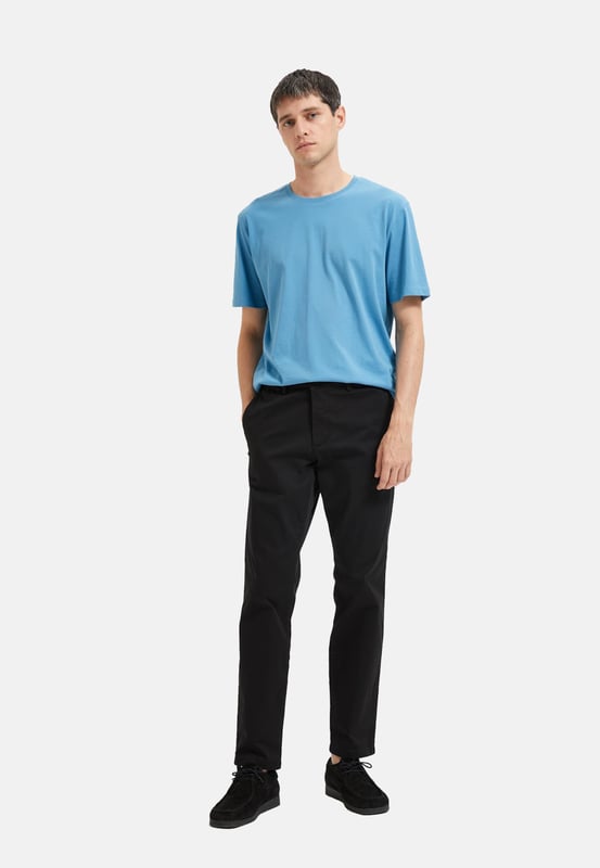 Tauchen Sie ein mit der Herren-Chinohose von Selected Homme. Mit ihrer schlanken Passform und dem schlanken Schnitt an den Oberschenkeln verleiht sie jedem Outfit eine moderne Eleganz. Die Paspeltaschen mit Knopf am Gesäß verleihen der Hose einen Hauch von Raffinesse und Funktionalität. Genießen Sie den ganztägigen Tragekomfort dank der hochwertigen Materialien und der sorgfältigen Verarbeitung. Die seitlichen Eingriffstaschen bieten praktische Aufbewahrungsmöglichkeiten für kleine Gegenstände. Der Reißverschluss und der Knopfverschluss sorgen für einen sicheren Sitz und ein einfaches An- und Ausziehen. Diese Chinohose ist perfekt für Männer, die einen anspruchsvollen Look mit einem Hauch von Lässigkeit suchen. Die Knöchellänge verleiht dem Style einen modernen Touch und ermöglicht es Ihnen, Ihre Lieblingsschuhe zu präsentieren. Die Gürtelschlaufen bieten die Möglichkeit, Ihren persönlichen Stil mit einem Gürtel Ihrer Wahl zu unterstreichen. Von lässigen Wochenendausflügen bis hin zu formellen Anlässen - diese Hose ist vielseitig einsetzbar und passt zu fast jedem Anlass. Erleben Sie den zeitlosen Stil und die Qualität von Selected Homme, die Ihren Look auf ein neues Level heben werden. Gönnen Sie sich den Luxus von Komfort und Stil - mit dieser Chinohose sind Sie immer perfekt gekleidet.