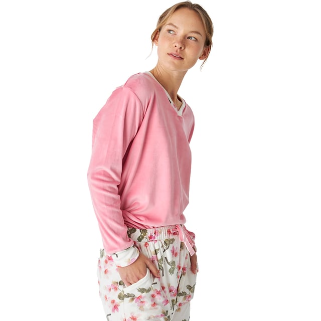 Women's long-sleeved pajamas with an elegant and comfortable design, ideal for lounging or relaxing at home.

 Made from soft velvet, these pyjamas are ideal for cool nights and offer a feeling of exceptional warmth and comfort.

 Its modern and sophisticated design adapts perfectly to the female figure, enhancing the silhouette with a chic and relaxed style.

 The set includes a solid-coloured long-sleeved top with a delicate V-neck, while the matching trousers feature an attractive print. An elasticated drawstring waist provides freedom of movement.

 Tonal exposed stitching adds a subtle yet elegant detail.

 Enjoy the softness of velvet and a design that combines fashion and functionality. Ideal for giving as a gift or for pampering yourself.
 Composition: Shirt: 95% Polyester, 5% Spandex; Pants: 95% Polyester, 5% Spandex
 Care:
-Wash on a gentle cycle.
 -Always use cold or warm water.
 -Do not use a dryer. It is better to air dry.
 -If necessary, iron at low temperatures.
 -Do not use bleach.