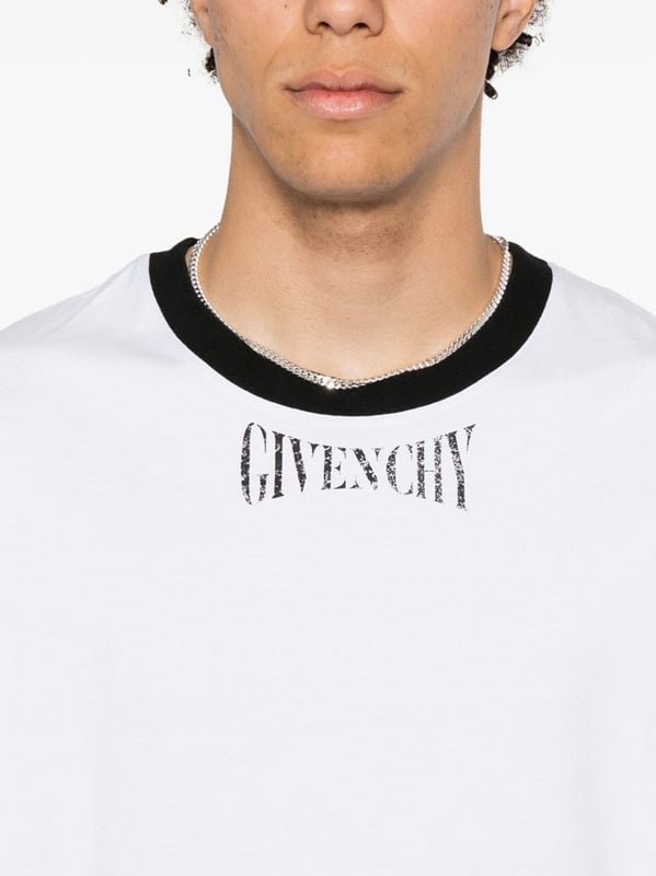 T-shirt realized in pure cotton characterized by contrasting logoed print at the front.
