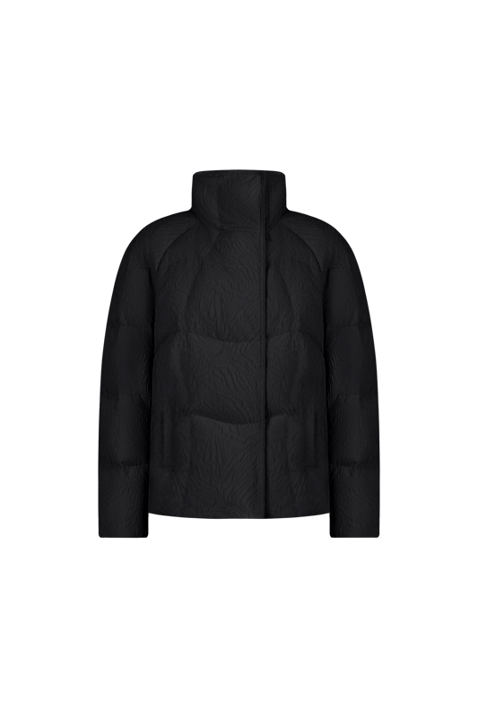 Experience ultimate warmth with our luxurious 700+ fill goose down, offering ultra-light insulation of exceptional quality. With 90% premium pure goose down and flawless distribution to prevent leakage, you’ll enjoy long-lasting, optimal insulation.

CHINESE JACQUARD FABRIC: A special design that blends the traditional with the modern.

LAPEL COLLAR: Our wider design creates a sophisticated look.

MOUNTAIN COLOUR: The uplifting palette of the mountains in a patchwork effect.

LUXURIOUS 700+ FILL GOOSE DOWN: Ultra-light insulation of exceptional quality.
