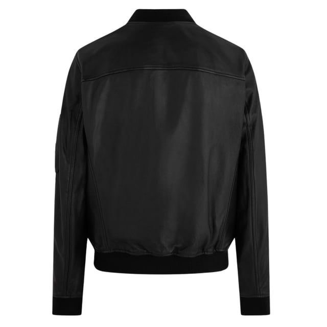 Ervaar het ultieme in veelzijdigheid en stijl met de Belstaff Black Jacket. Deze jas biedt zowel warmte als een modieus ontwerp, waardoor je moeiteloos kunt overstappen van een casual look voor overdag naar een chique avondensemble. Blijf gezellig en zie er geweldig uit met dit must-have jack! Lamsleer Zachte afwerking met een natuurlijke patina Geribbelde kraag, manchetten en zoom Ontwerp met meerdere zakken voor praktisch gebruiksgemak Belstaff Phoenix metalen plaatje op de mouw Merkbadge op de linkermouw , Meerdere zakken, ronde hals, elastische taille en mouwuiteinden, leren jas
