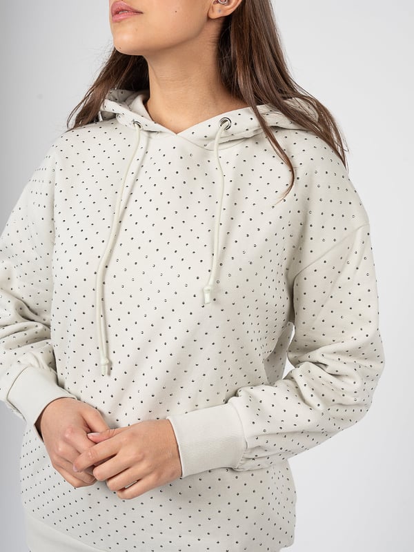 La sudadera con capucha es la combinación perfecta de estilo y funcionalidad, ideal para cualquier ocasión, ya sea que vayas a dar un paseo o a reunirte con amigos.

Los puños ajustables en las muñecas y en la cintura no solo proporcionan comodidad, sino que también protegen eficazmente del frío, adaptándose a la figura y destacando sus atributos.

En toda la sudadera, pequeños elementos decorativos añaden un carácter único, haciendo de ella una prenda de vestir inigualable que seguramente atraerá miradas y te hará destacar entre la multitud.

Un elemento de marca en la parte frontal de la cintura es un toque sutil que enfatiza el prestigio y la elegancia, haciendo que la sudadera no solo sea cómoda, sino también una opción elegante.

Hecha con materiales de alta calidad, la sudadera garantiza durabilidad y comodidad de uso, por lo que te servirá durante muchas temporadas, manteniendo su apariencia y forma originales.
