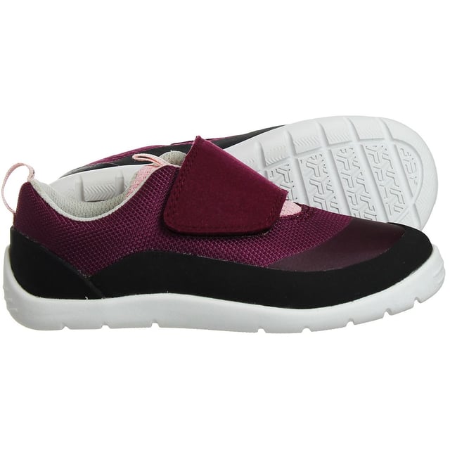 Los zapatos Clarks Play Trial Kids Pink son una opción elegante y cómoda de calzado diseñado específicamente para niños. Clarks es conocida por su calidad y compromiso con la comodidad, y estos zapatos reflejan esas cualidades. Aquí tienes una descripción de las características clave:

 Diseño rosa vibrante:  Estos zapatos vienen en un vibrante color rosa, añadiendo un toque divertido y enérgico al atuendo de tu hijo. El atrevido tono resulta atractivo para los niños y marca estilo.

 Construcción duradera:  Clarks es conocida por producir zapatos de alta calidad, y estos zapatos están construidos para soportar la naturaleza activa y dinámica de los niños.

 Plantilla acolchada:  Los zapatos vienen con una plantilla acolchada, que ofrece soporte y comodidad para los pies jóvenes. Esta característica permite a los niños llevar los zapatos durante largos periodos de tiempo sin molestias.

 Materiales transpirables:  Los zapatos están hechos de materiales transpirables que ayudan a mantener un ambiente cómodo y seco para los pies, incluso durante el juego activo.

 Construcción ligera:  A pesar de su aspecto robusto, los zapatos Clarks Play Trial están diseñados para ser ligeros, lo que reduce el riesgo de fatiga e incomodidad durante el uso prolongado.

 Puntera reforzada:  Para mejorar la durabilidad, estos zapatos incluyen una puntera reforzada, que proporciona protección adicional a los niños activos y salvaguarda los zapatos de rozaduras.

 Suela flexible:  La suela exterior está diseñada para proporcionar flexibilidad y una tracción fiable, garantizando la estabilidad y la facilidad de movimiento, algo crucial para los niños en movimiento.

 Calidad Clarks:  Clarks es una marca de confianza y reputación conocida por producir calzado cómodo y de alta calidad. Estos zapatos reflejan el compromiso de la marca con la calidad y el estilo.