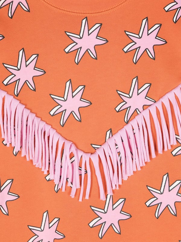 Introducing the Girls Fringed Sweatshirt in Orange from Stella McCartney‚n AW2024 essential. This designer piece promises both flair and comfort. Key features:  **Vibrant Orange Hue**: Bright and eye-catching, perfect for lifting spirits during cooler months.   **Delightful Fringes**: Adds a fun, whimsical touch, enhancing movement and style. **Stella McCartney Craftsmanship**: Expect nothing less than luxury and durability with meticulous attention to detail.revitalise her wardrobe with this exquisite statement sweatshirt. Comfort meets high fashion‚let her shine in Stella McCartney!