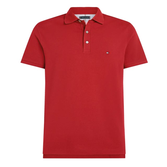 Polotröja för män från märket Tommy Hilfiger. Tommy Hilfigers pikétröjor är tillverkade av ekologisk bomull och elastan och har en normal passform. Den mjuka bomullen ger stor komfort. Elastanet säkerställer en fin stretch i tyget.  Varumärke: Tommy HilfigerModellnamn: 1985 Regular PoloKategori: polo för mänMaterial: ekologisk bomull, elastanFärg: röd