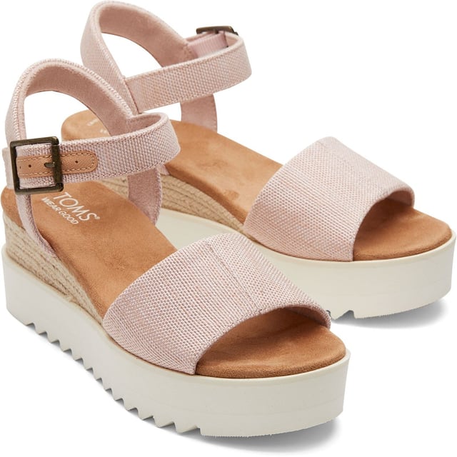 De Diana Sandal is een halfhoge plateau sleehak met een ultralichte tussenzool, een stijlvol touw wrap detail en een verstelbaar enkelbandje voor een gemakkelijke, veilige pasvorm.