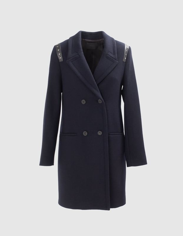 Women's navy coat in wool and polyamide. Sewn-in tailor collar, long sleeves. 2 side pockets, plain jacquard lining with skulls motif. Nails decoration on rock oppo on the shoulders. Crossed buttoning, front button closure. Straight cut, mid-thigh length.