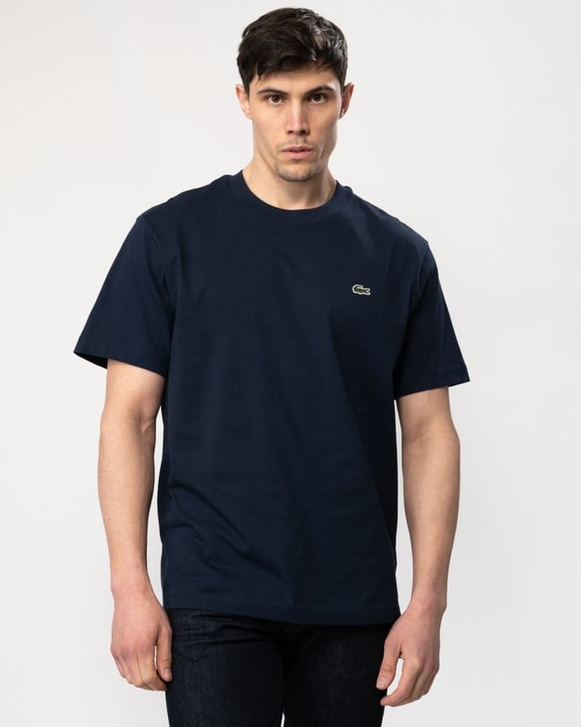 The timeless Lacoste tee gets an update in a super-comfortable mid-weight fabric. A versatile essential that goes with everything, finished with an iconic crocodile.

Weight: 180g/m²
Crew neck with hood
Classic, comfortable fit
Embroidered crocodile on chest

Cotton (100%)
TH7318
 