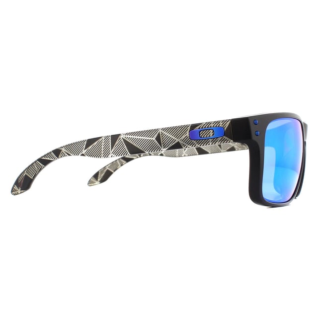 Gafas de sol Oakley Holbrook OO9102-H0 Matt Black PrizMatic Prizm Sapphire Polarised Tenga un look retro con este estilo vintage diseñado por la superestrella del snowboard Shaun White, pero con la gran ingeniería y diseño que son el estándar de Oakley.