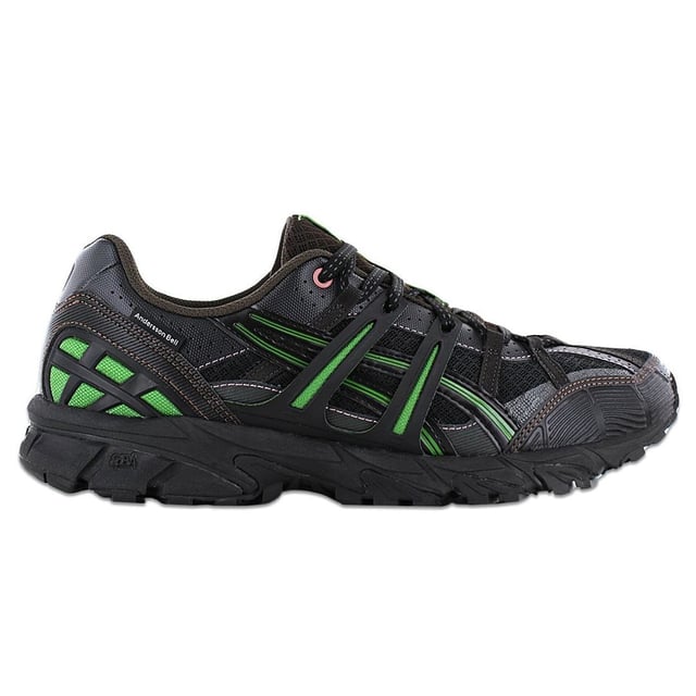 Eleva tu juego de streetwear con las zapatillas Asics x Andersson Bell Gel-Sonoma 15-50 para hombre en negro, una obra maestra de colaboración que fusiona la destreza técnica de Asics con la estética contemporánea de Andersson Bell.

Características principales:

 Diseño colaborativo:  Asics colabora frecuentemente con marcas de moda como Andersson Bell, combinando características orientadas al rendimiento con elementos de diseño vanguardista.

 Tecnología de amortiguación Gel: Espera la incorporación de la tecnología de amortiguación Gel de Asics, que proporciona una amortiguación superior para una zancada cómoda y receptiva.

 Herencia de la serie Sonoma: La serie Gel-Sonoma es reconocida por su herencia de trail running, a menudo con suelas duraderas con un patrón de pisada adecuado para diversos terrenos.

 Materiales de primera calidad: Las colaboraciones suelen implicar el uso de materiales de primera calidad, lo que garantiza una mezcla de estilo y calidad en la construcción de las zapatillas.

 Tracción inspirada en el trail: La serie Gel-Sonoma suele incorporar suelas con un dibujo inspirado en el trail running, ofreciendo una tracción fiable en diferentes superficies.

 Influencia estética de Andersson Bell: Andersson Bell es conocida por sus diseños contemporáneos y vanguardistas. La colaboración puede reflejar estas influencias de diseño, aportando un toque único a las zapatillas.

 Edición limitada: Los lanzamientos en colaboración suelen ser ediciones limitadas, lo que contribuye a su exclusividad y atractivo entre los entusiastas de las zapatillas.