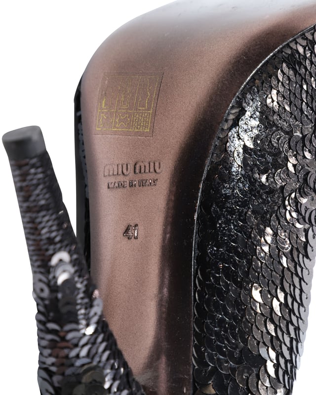 VINTAGE, NEUPREIS WIE NEU  
Keine Schuhkollektion ist vollständig ohne ein Paar glanzvolle Pumps. Diese Miu Miu Schönheiten sind mit Pailletten bedeckt und haben eine runde Zehenform sowie 120 mm hohe Absätze. Die Pumps verfügen außerdem über bequeme Einlagen und robuste Sohlen. Tragen Sie diese Pumps zu Ihrer nächsten Party und lassen Sie Ihre Füße die Tanzfläche erobern.  
Miu Miu Paillettenpumps aus schwarzem Leder  
Zustand: Ausgezeichnet, mit Staubbeutel  
Abnutzungsspuren: Keine  
Material: Leder  
Farbe: schwarz  
Größe: EU41/US11  
Absatzhöhe: 120 mm  
SKU: 152005
