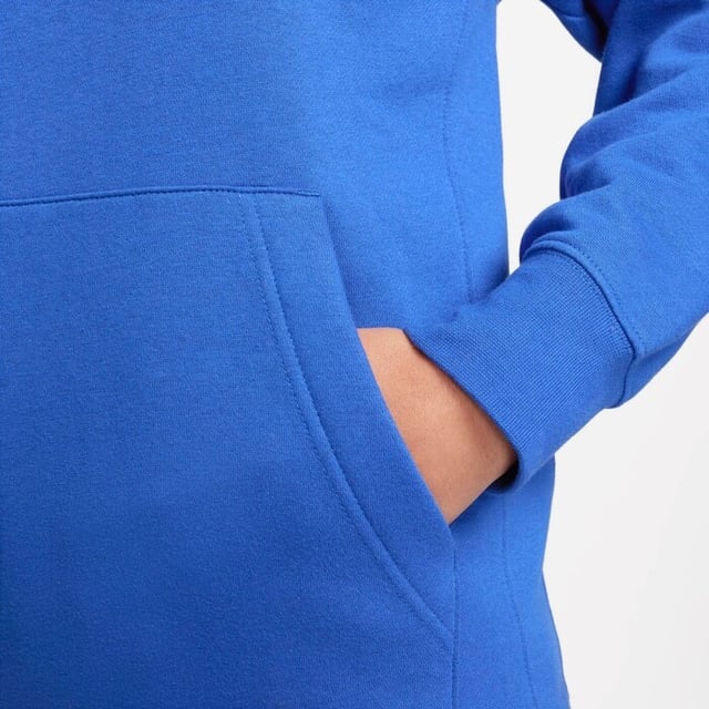 A wardrobe staple, the Nike Sportswear Club Fleece Pullover Hoodie combines classic style with the soft comfort of fleece.
Soft Comfort
Brushed-back fleece is soft and smooth against the skin.
Adjustable Coverage
Hood with a drawstring offers adjustable coverage.
Standard fit for a relaxed, easy feel
Ribbed hem and cuffs
Kangaroo pocket
Fabric: Body: 80–82% cotton/18–20% polyester. Hood lining: 100% cotton.
Machine wash