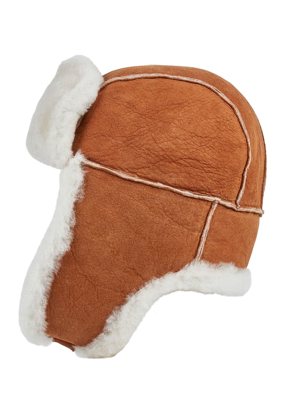 Manténgase cómodo y con estilo con este gorro de aviador de piel de oveja B-55 de la RAF para hombre. Fabricado con piel de oveja auténtica con un suave forro de piel de oveja, ofrece una excelente calidez y comodidad en climas fríos. Diseñado con orejeras y una correa de barbilla segura, este gorro es perfecto para aventuras al aire libre o para uso diario en invierno. Su clásico acabado de cuero negro le aporta un aspecto atemporal y resistente. Características principales: Piel de oveja auténtica con forro de piel de oveja suave Estilo clásico de aviador con acabado negro Orejeras para mayor calidez y protección Correa de barbilla ajustable para un ajuste seguro Ideal para actividades al aire libre en climas fríos y uso diario