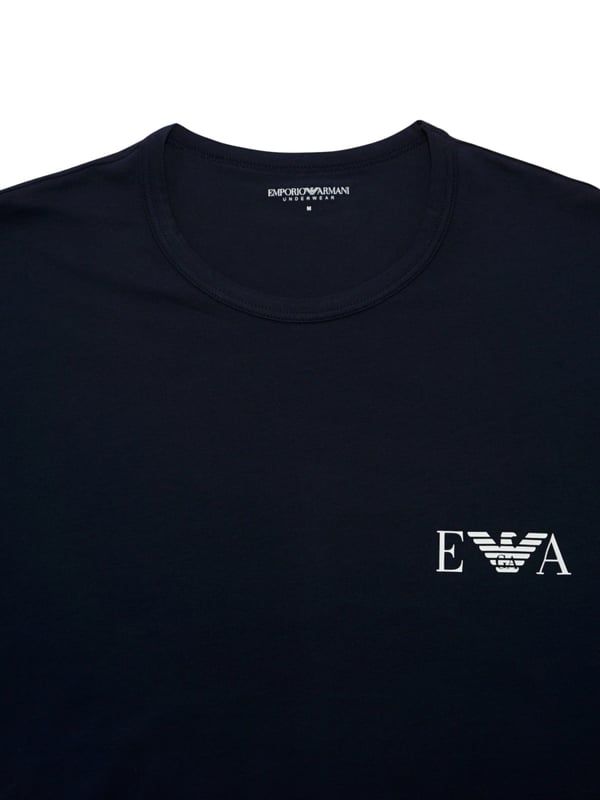 Wir bieten Ihnen ein stilvolles Herren-Longsleeve von Emporio Armani an. Dieses Basic-Longsleeve verfügt über einen klassischen Rundhalsausschnitt und lange Ärmel. Die elastische Stoffqualität sorgt für hohen Tragekomfort und Bewegungsfreiheit. Ein dezentes Label-Detail verleiht dem Longsleeve eine elegante Note. Der figurbetonte Schnitt unterstreicht Ihre Silhouette und bietet eine perfekte Passform. Ideal für jeden Anlass, ob casual oder chic.