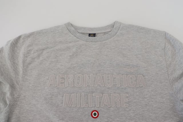 Merk: AERONAUTICA MILITARE  
Staat: Helemaal nieuw met labels  
Stijl: Pullovertrui  
Kleur: Grijs  
Logo-details  
Gemaakt in Italië  
Materiaal: 62% Katoen 32% Polyester 6% Elastaan  
Geslacht: Heren  
Materiaal: 62% Katoen 32% Polyester 6% Elastaan