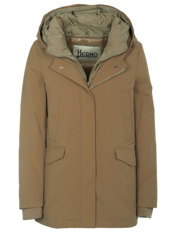 100% polyester; Herno-jas;  Model: PI1380D12343 2155;  Hoogwaardige afwerking;  capuchon met trekkoord;  Afneembaar, gewatteerd paneel met capuchon, tweewegritssluiting en drukknopen;  Verborgen tweewegritssluiting met drukknoopsluiting;  Twee gevoerde steekzakken met drukknopen, twee klepzakken met drukknopen;  Herno-logodetails;  Donsvoering