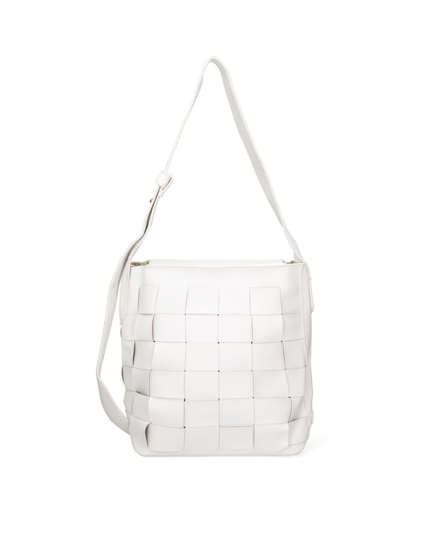 Bolso bandolera para mujer. El cierre es con cremallera. Los bolsillos internos son uno con cremallera. Los bolsillos externos están ausentes. Falta la correa para el hombro. El mango es regulable en resina. Hay un compartimento interno. El material exterior es PVC. Internamente está forrado en poliéster. Medidas: 24x28x14 cm. Hecho en Italia