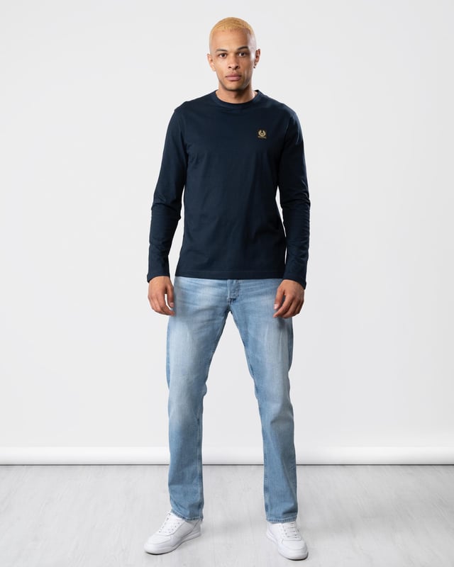 With a classic fit, this T-shirt is free from embellishments, save from the small Phoenix badge on the chest.
Cotton jerseyLong-sleeved branded crew-neck T-shirtEmbroidered-edge Belstaff patch on left chest100% CottonProduct ref: 100054
 
Model is 6'3" and wears size L