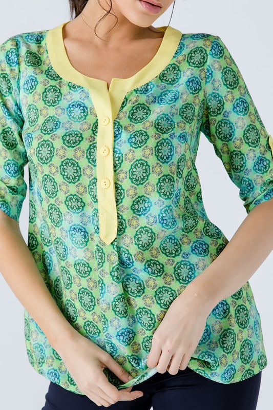 Print top in woven poplin fabric, 100% viscose. ? length sleeves. Round neckline with V opening underneath with a placket with 3 yellow plastic buttons. Yellow  georgette trim at the neckline and placket. Yellow woven georgette tab and yellow button on the sleeves for rolling up.  Rounded uneven hemline which is 6cm longer in the back. Slits at the sides. Our model is 172cm and is wearing size 36/S. Measurements for size 36 (in cm): Shoulder -39; Chest-48; Waist-50; Bottom-58; Sleeve length-35; Body length-67. Loose fit. 100%VISCOSE