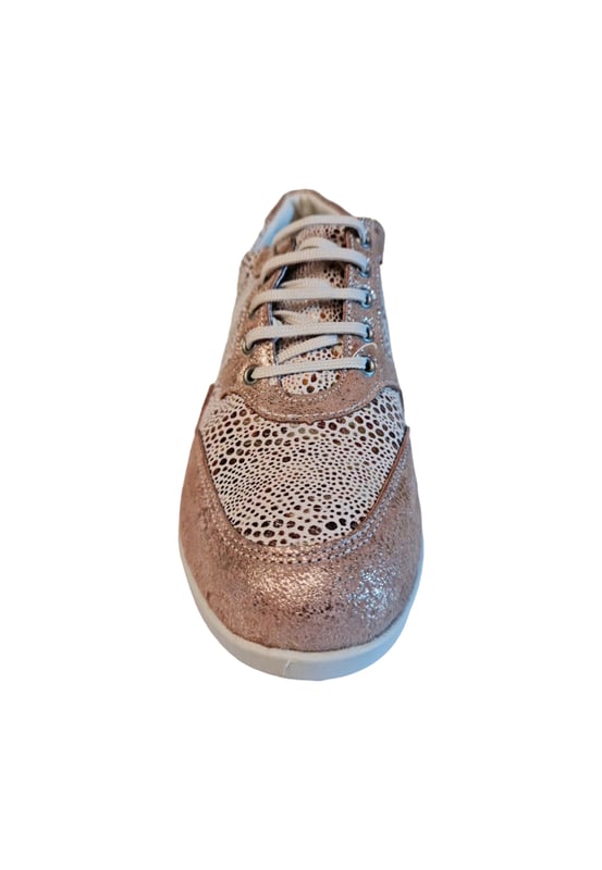 Zapatilla deportiva de mujer con cierre de cordones y ajuste de lengüeta. Cuenta con una cómoda suela con memoria y una planta antideslizante.