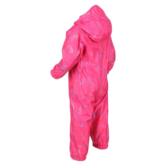 The Pobble from Regatta. The all-in-one suit features a water-repellent finish to protect from rainfall and muddy puddles. It's breathable too so nothing will get in the way of mini adventures. The print is perfect for brightening up rainy days outdoors. Material: 100% Polyester. Ref: RKW241HXD.