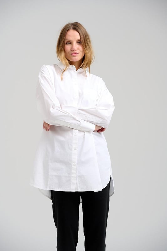 Übergroßes Hemd
Hier ist eine schöne Bluse von TeeShoppen. Sie besteht aus einem schönen Material. Die Bluse hat einen schönen Look, der für viele verschiedene Anlässe im Laufe des Jahres verwendet werden kann.
Hier bekommen Sie das Oversized Shirt im Farbton weiß. Weiß kommt nie aus der Mode, da es eine klare und klassische Farbe ist. Sie kann auch mit allen anderen Farben kombiniert werden. Daher ist es gut, Weiß zu wählen, ob für den Alltagslook oder für die Partykleidung. Es kann für jeden Anlass verwendet werden.
