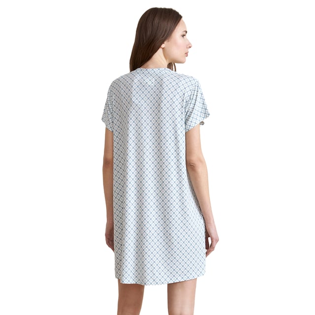 J&J Brothers nachtjapon met korte mouwen.
 V-hals met knopen.
 Geometrische print.
 Naden in toon zichtbaar.
 Samenstelling: 95% modal, 5% elastaan
 Onderhoud:
Wassen op maximale temperatuur 30º.
 Strijken op lage temperatuur.
 Geen bleekmiddel gebruiken.
 Niet in de droger.
 Niet chemisch reinigen.